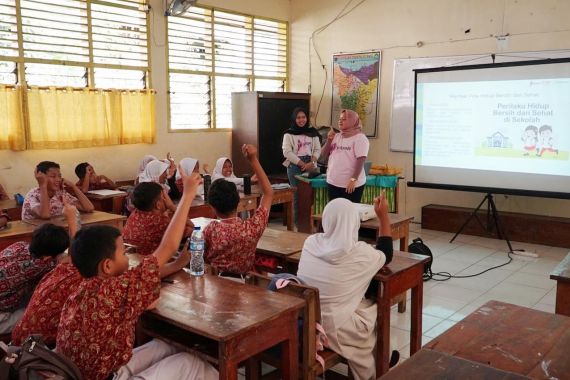 Tingkatkan Minat Baca Pelajar, JIEP Bagikan 350 Buku Bacaan - JPNN.COM