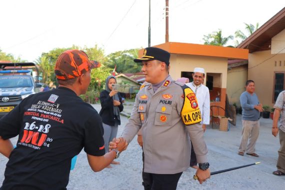 Cooling System Pilkada, AKBP Isa Datangi Rumah Pucuk Suku Melayu Desa Ujungtanjung - JPNN.COM