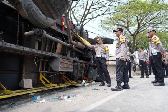 Kecelakaan Maut Bus Surya Bali Vs Truk Tronton di Pantura Pati, 6 Orang Tewas - JPNN.COM