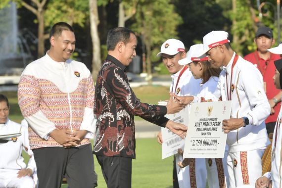 Dampingi Presiden Jokowi, Menpora Dito Serahkan Bonus kepada Atlet Indonesia di Paralimpiade Paris - JPNN.COM