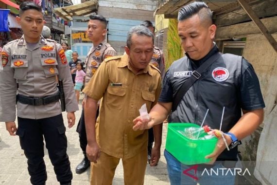 Polisi Gulung 4 Orang di Kampung Narkoba Medan - JPNN.COM