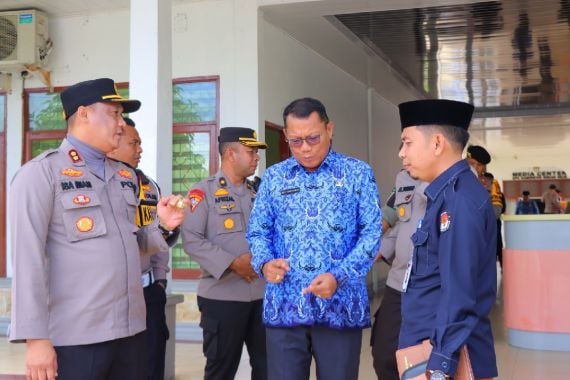 Polisi Jaga Penetapan Paslon Bupati-Wabup Rohil Secara Humanis, Situasi Aman & Kondusif - JPNN.COM