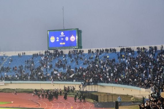 Pertandingan Persib vs Persija di SJH Berakhir Ricuh, Bobotoh Masuk ke Lapangan - JPNN.COM