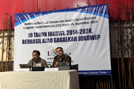 LSI Denny JA: 10 Tahun Pemerintahan Jokowi Sukses di Ekonomi dan Sosial, Kurang di Demokrasi - JPNN.COM