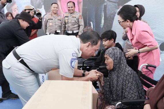 Peringati HUT ke-69 Lalu Lintas Bhayangkara, Korlantas Polri-Jasa Raharja Baksos di Kuningan - JPNN.COM