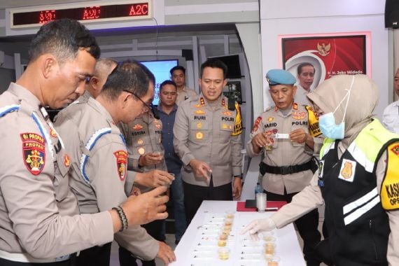 Zero Narkoba, Kapolres Banyuasin Gelar Tes Urine Mendadak ke Anggota Propam - JPNN.COM