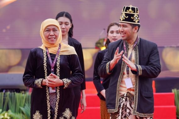 Momen Khofifah Berdiri Tegak Hormati Marching Band di Deklarasi Kampanye Damai - JPNN.COM