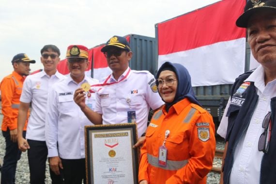 Pasang Bendera Terbanyak di Rangkaian Gerbong, KAI Divre III Palembang Raih Rekor MURI - JPNN.COM