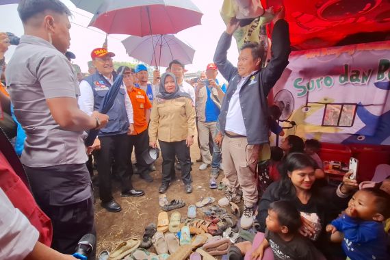 Mensos Gus Ipul Kunjungi Tenda Darurat Korban Gempa Bandung, Warga Minta Rumahnya Segera Dibangun - JPNN.COM