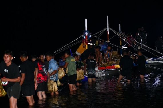 TNI AL Gagalkan Penyelundupan Ayam Ras Filipina dan Kosmetik Ilegal di Periaran Pulau Tinakareng - JPNN.COM