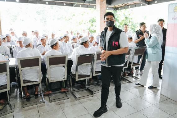 Kaesang bersama HIPMI Beri Santunan kepada Anak Yatim di Banjarbaru - JPNN.COM