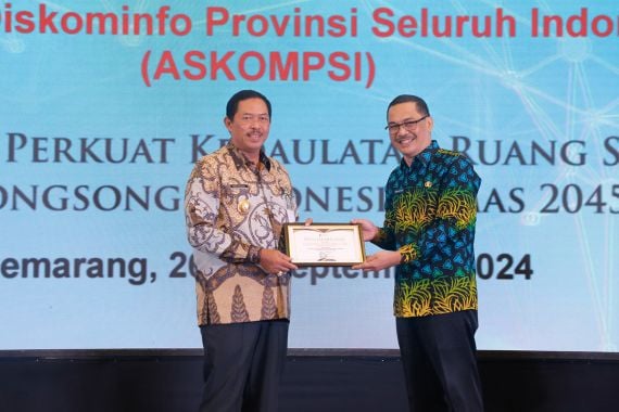 Dorong Percepatan Transformasi Digital, Pj Gubernur Jateng Terima Penghargaan dari Askompsi - JPNN.COM