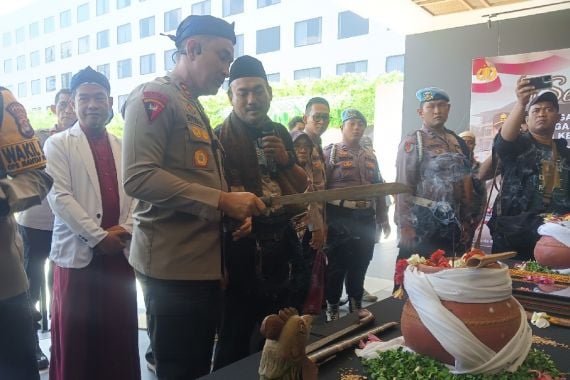 Lestariakan Budaya Lokal, Polda Banten Gelar Pameran Golok - JPNN.COM