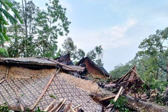 7 Rumah di Kawasan Permukiman Badui Diterjang Angin Puting Beliung - JPNN.COM