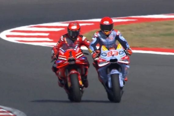 Practice MotoGP Indonesia: Dramatis! Marquez Menyelamatkan Pecco yang Kehabisan Bensin - JPNN.COM