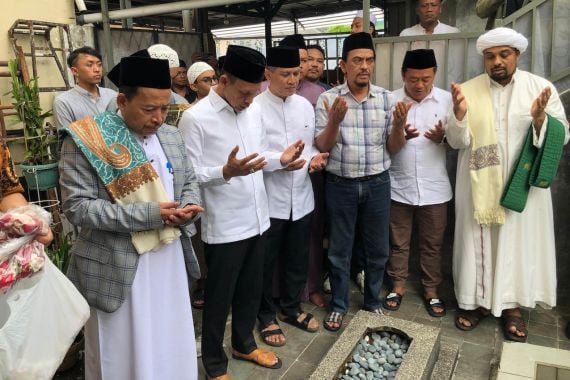 Sosialisasi di Ciawi, Rudy-Jaro Ade Bagikan Makan Gratis dan Berziarah - JPNN.COM