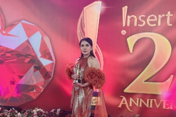 Uci Flowdea Terharu Dapat Penghargaan Favorite Beauty and Fashion Enthusiast - JPNN.COM