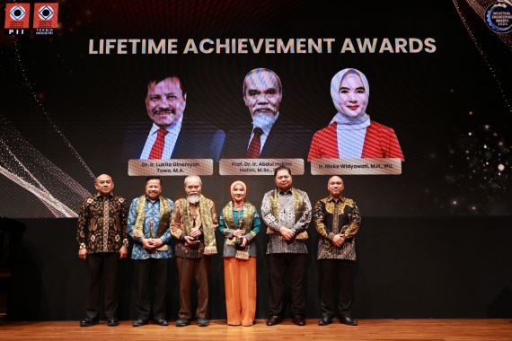 Nicke Widyawati Raih Lifetime Achievement Atas Kontribusinya Majukan Industri Dalam Negeri - JPNN.COM