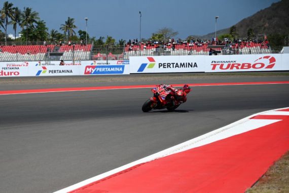 Sprint MotoGP Indonesia Penuh Drama, Martin Tumbang, Pecco Juara, Marquez Ketiga - JPNN.COM