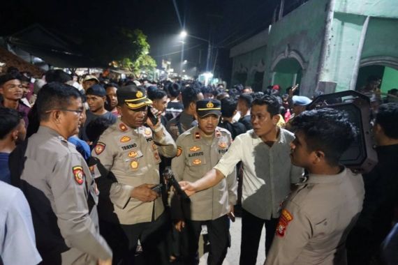 Detik-Detik Pelaku Pencabulan Dievakuasi dari Pesantren di Bekasi - JPNN.COM