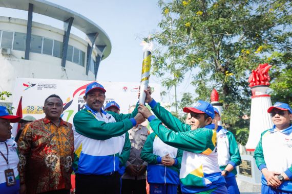 Peparnas Dimulai, Pj Gubernur Jateng Lepas Kirab Obor dari Api Abadi Mrapen - JPNN.COM