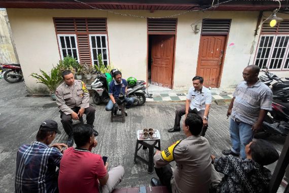 Bhabinkamtibmas Polsek Senapelan Sampaikan Pesan Damai Pilkada 2024 ke Rumah-Rumah Warga - JPNN.COM