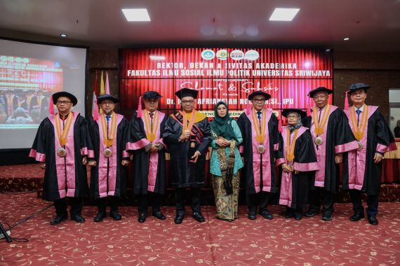 Wamenaker Afrianyah Noor Sandang Gelar Doktor Dengan Predikat Cum laude - JPNN.COM