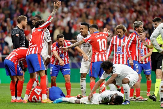 Derbi Madrid Penuh Insiden, Hujan Proyektil, Lapangan Sempat Dikosongkan 20 Menit - JPNN.COM