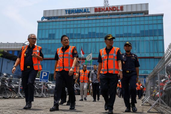 Wamenkeu Thomas Djiwandono Tinjau Langsung Proses Layanan di Bea Cukai Tanjung Priok - JPNN.COM