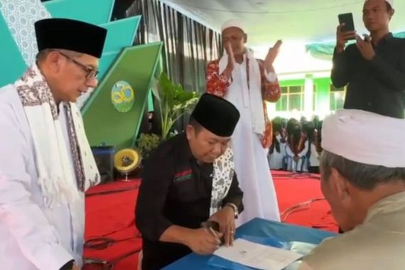 Pasangan Calon Bupati ini Berani Menolak Eksploitasi Tambang Emas - JPNN.COM