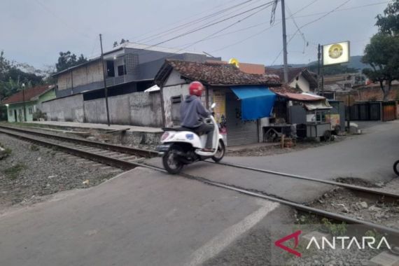 Pelajar yang Tewas Ditabrak Kereta di Sukabumi Diduga Tak Perhatikan Rambu Peringatan - JPNN.COM