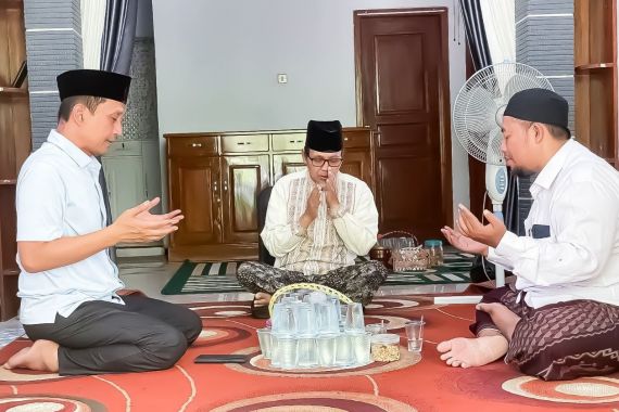 Kiai Chasan Bisri Syamsuri Mendoakan Setyo Wahono Dapat Membawa Bojonegoro Lebih Baik - JPNN.COM