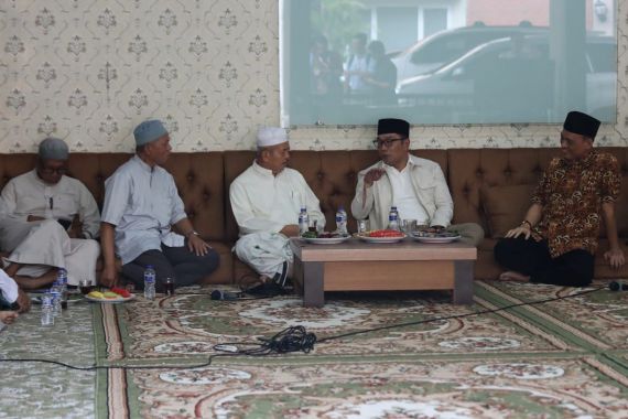 Demi Kelancaran Kampanye, Ridwan Kamil Minta Restu ke Ponpes Darul Ishlah - JPNN.COM