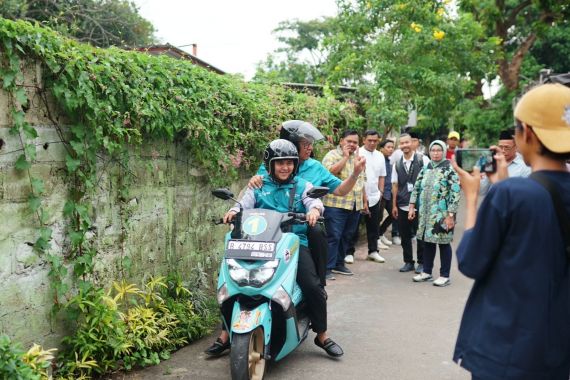 Benyamin Pilih Naik Motor Bersama Ajudan, Demi Tepat Waktu Temui Masyarakat - JPNN.COM