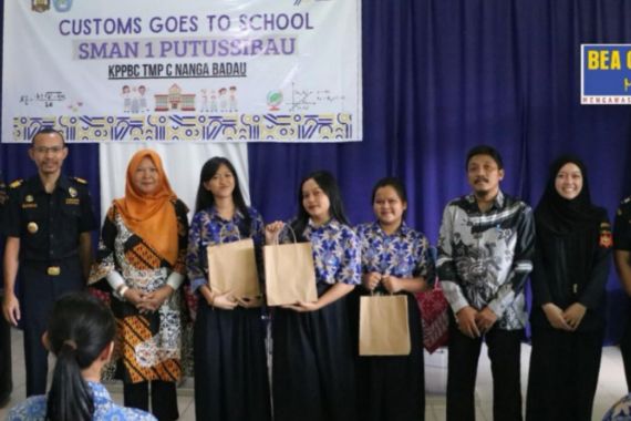 Bea Cukai Beri Edukasi Pelajar SMK di Cimahi & Putussibau Mengenai Aturan Kepabeanan - JPNN.COM