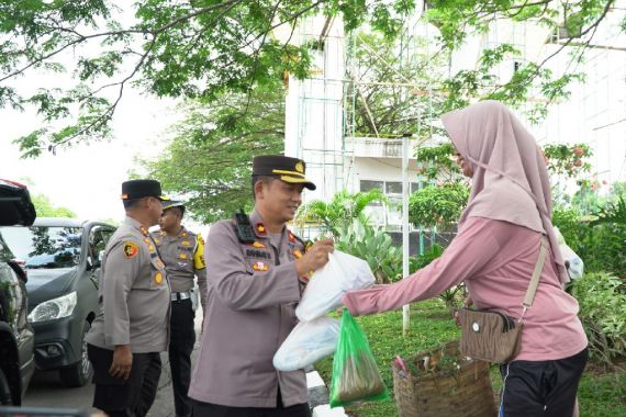 Jumat Berkah, Polres Rohul Bagikan Sembako & Nasi Kotak, Titip Pesan Damai Pilkada - JPNN.COM