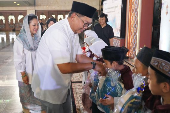 Rayakan HUT ke-26, Bank Mandiri Bagikan Santunan Pendidikan ke 2.600 Anak Yatim Piatu - JPNN.COM