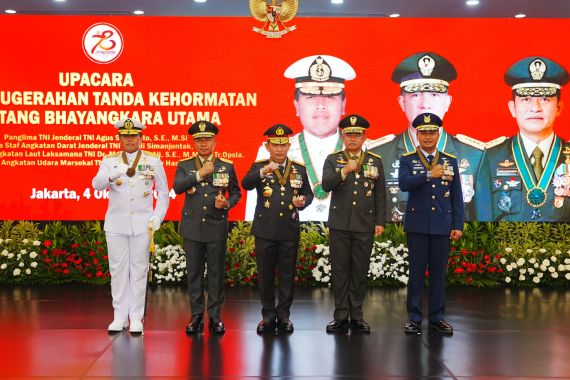 Kapolri Sematkan Bintang Bhayangkara Utama ke Panglima dan 3 Kepala Staf TNI - JPNN.COM