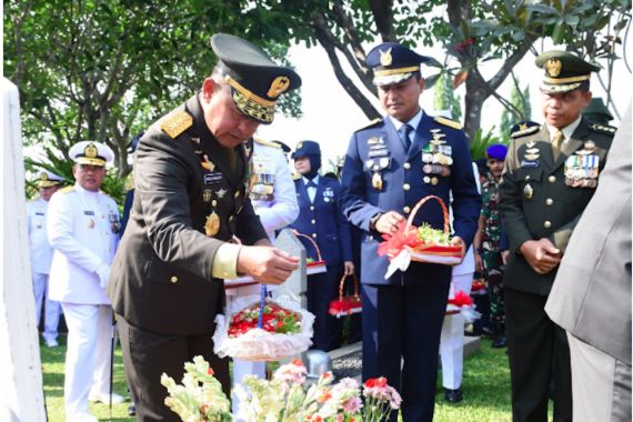 Menjelang HUT ke-79 TNI, Jenderal Maruli Berziarah di TMP Kalibata - JPNN.COM