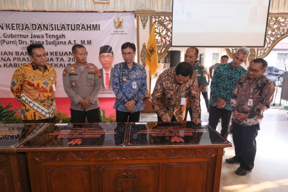 Pj Gubernur Jateng Resmikan 8 Proyek Infrastruktur Senilai Rp 24,1 Miliar di Pekalongan - JPNN.COM