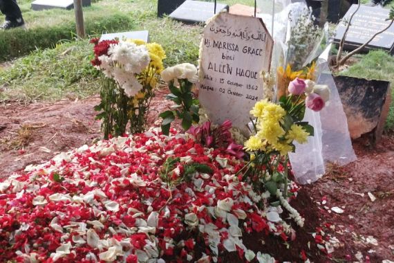 Momen Mendiang Marissa Haque Bersama Mahasiswanya saat di Kantin Kampus - JPNN.COM