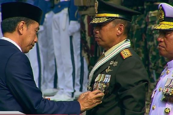 Pas Perayaan HUT TNI, Jokowi Sematkan Bintang Yudha Dharma-Samkayanugraha - JPNN.COM