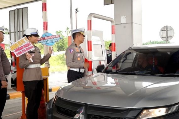 Ditlantas Polda Riau Menyosialisasikan Keselamatan Berkendara & Pilkada Damai di Tol Pekanbaru-Dumai - JPNN.COM