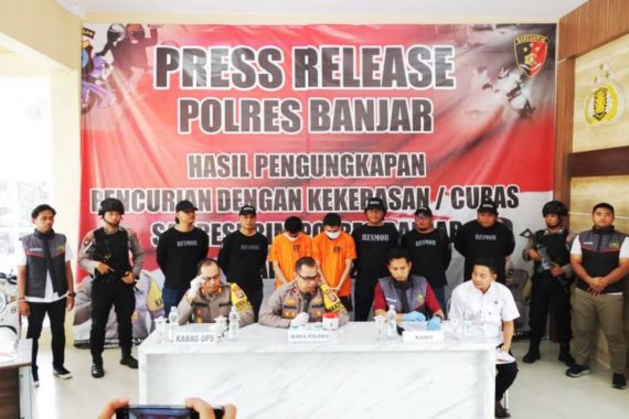 Begal Sadis Ini Melukai Korbannya Pakai Senjata Tajam - JPNN.COM