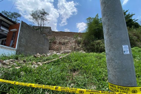 Longsor di Cibogo Cimahi, 2 Anak Tertimpa Material Bangunan - JPNN.COM