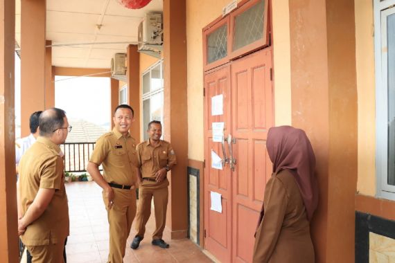 Siswa dan Siswi SMPN 42 Palembang Terpaksa Belajar di Musala - JPNN.COM