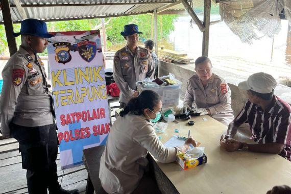 Klinik Terapung, Inovasi Brilian Polres Siak Melayani Warga Pesisir - JPNN.COM