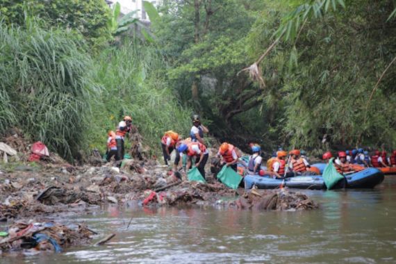 Pertamina International Shipping Turut Bersihkan 14 Ton Sampah di Sungai Ciliwung - JPNN.COM