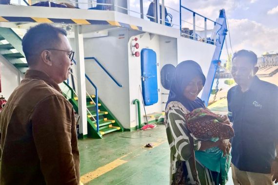 Detik-detik Bayi Mungil Ferra Oktaviana Lahir, Kru KMP Pangkilang Mendadak jadi Bidan - JPNN.COM