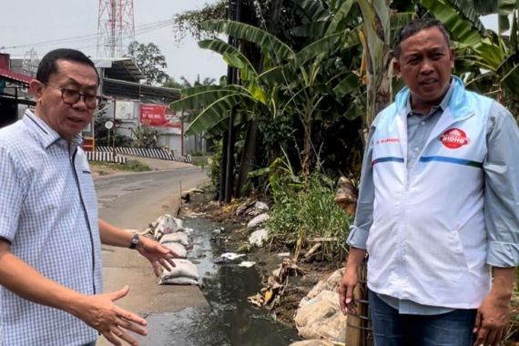 Tri Adhianto Gercep Kunjungi Lokasi Banjir Setelah Terima Laporan via Medsos - JPNN.COM